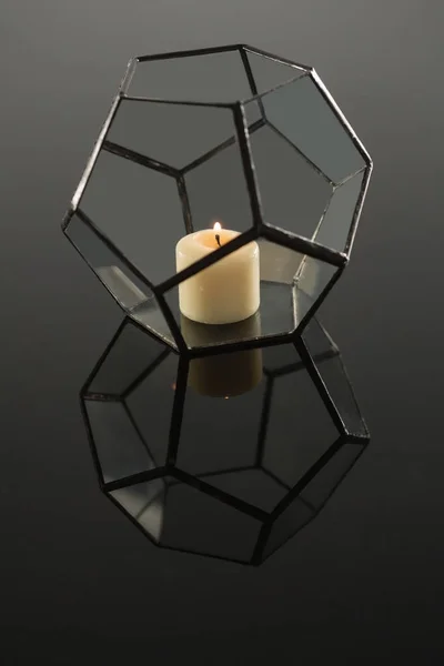 Зажженная свеча на подсвечнике — стоковое фото