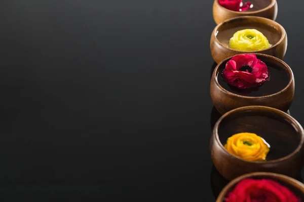 Kırmızı ve Sarı gül cam kase — Stok fotoğraf