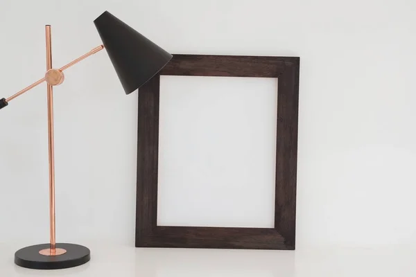 Lamp en foto tabelframe op tafel — Stockfoto