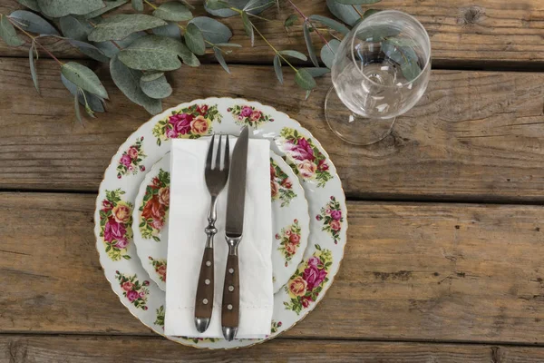 Floral pattern plate with cutlery set — Stock Photo, Image