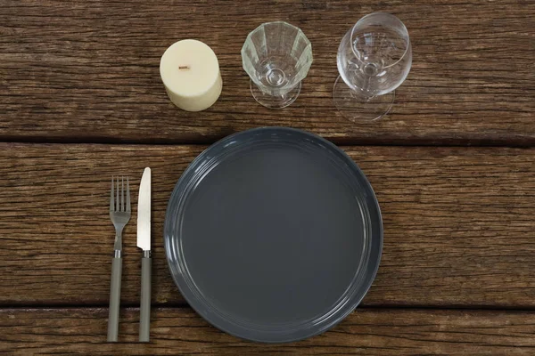 Bord met bestek, kaars en wijn glas — Stockfoto