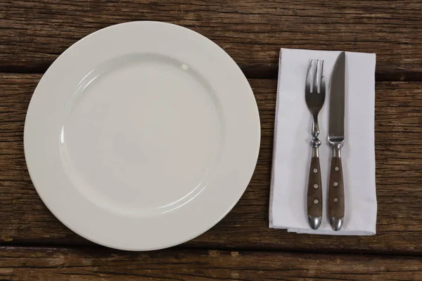 Prato com talheres e guardanapo na mesa — Fotografia de Stock