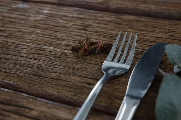 Garfo com faca de manteiga e anis estrela na mesa — Fotografia de Stock