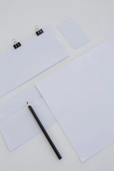 空白纸和桌上的铅笔 — 图库照片