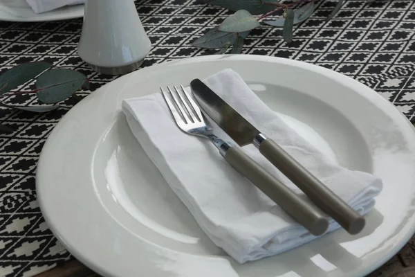 Plattan med gaffel, smörkniv och servett — Stockfoto