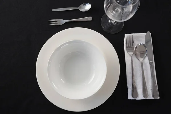 Czarny motyw nakrycie stołu — Zdjęcie stockowe