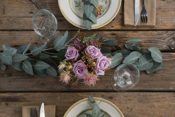 Тарелки с салфеткой, вилкой и цветами — стоковое фото