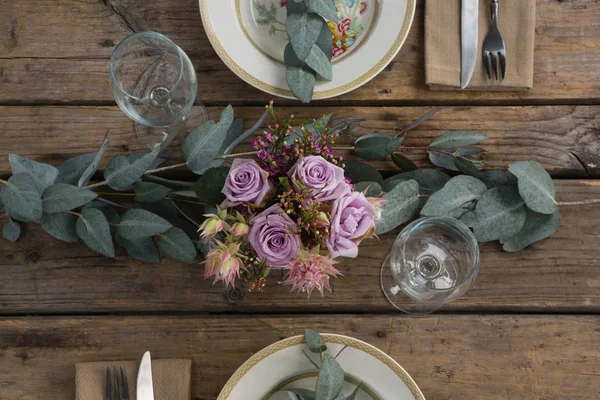 Plates with napkin, fork and flower — Stock Photo, Image