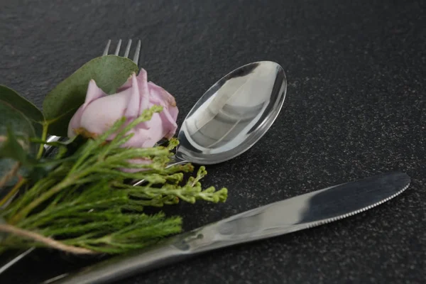 Widelec i masło nóż z kwiatem — Zdjęcie stockowe
