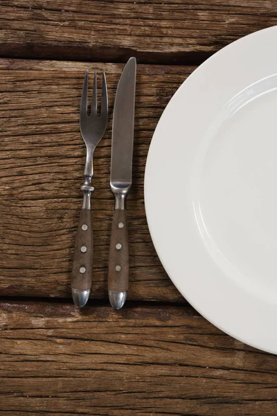 Assiette avec fourchette et couteau à beurre sur la table — Photo