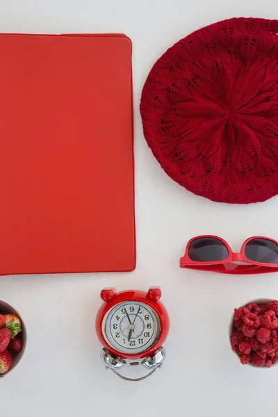 Gorra de frutas y gorro sobre fondo blanco — Foto de Stock