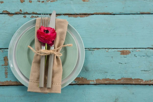 Table setting on  wooden plank — Stock Photo, Image
