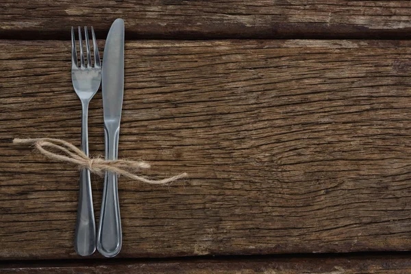 Cuchillo tenedor y mantequilla atado con una cuerda — Foto de Stock