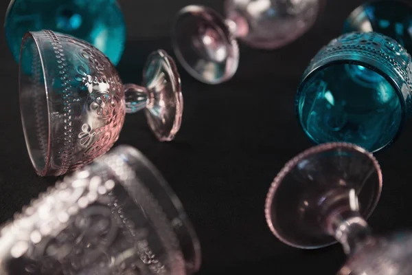 Vidrio y tazas de colores — Foto de Stock