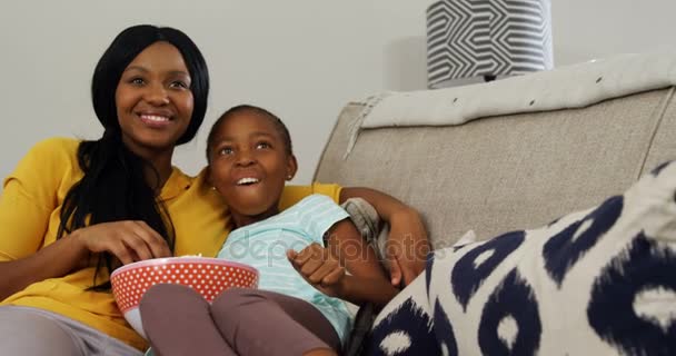 Madre e hija viendo televisión — Vídeos de Stock