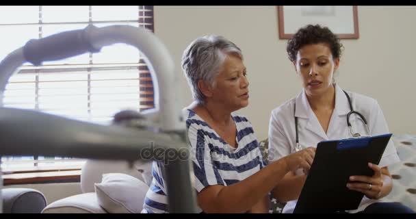 Doctor interacting with senior woman — Stock Video