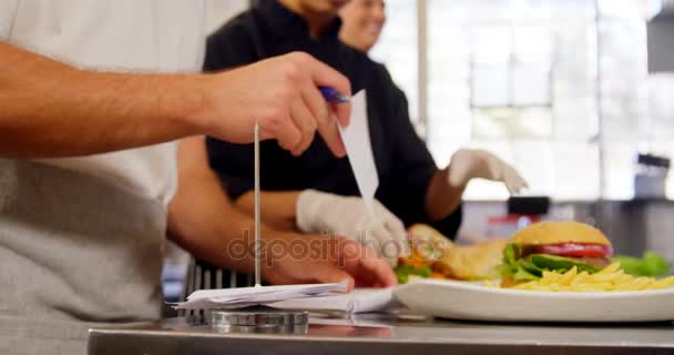 Σταθείτε διαχείριση βάζοντας τάξη νομοσχέδιο στο pin — Αρχείο Βίντεο