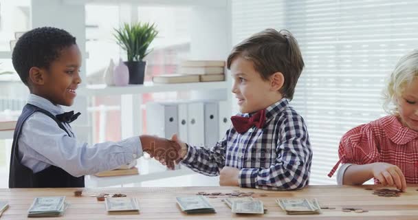 Executivos de negócios apertando as mãos — Vídeo de Stock