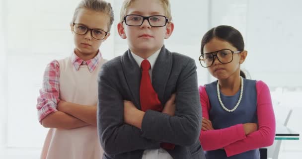 Niños fingiendo ser ejecutivos — Vídeo de stock