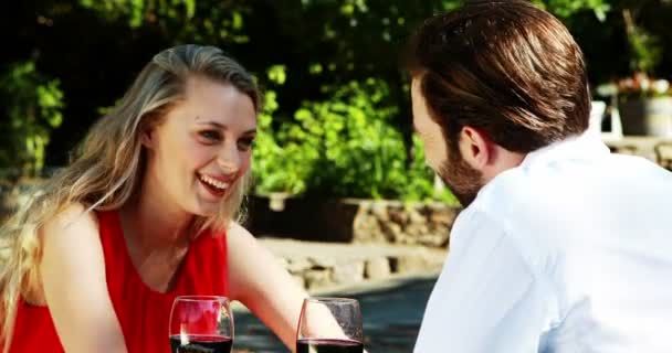 Pareja romancing en restaurante — Vídeos de Stock
