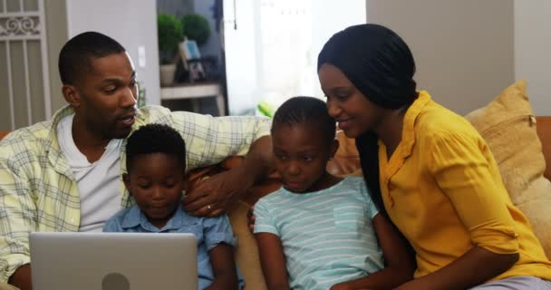 Famille utilisant un ordinateur portable — Video