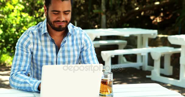 Homem usando laptop — Vídeo de Stock