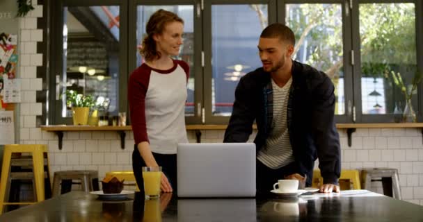 Uomo e donna discutono su un computer portatile — Video Stock