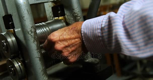 Goldsmith trabajando en la máquina — Vídeos de Stock