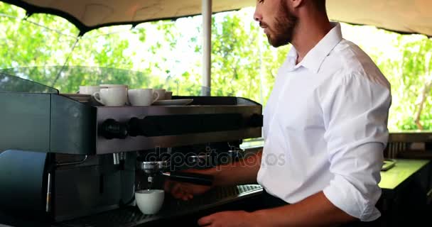 Официант готовит эспрессо — стоковое видео
