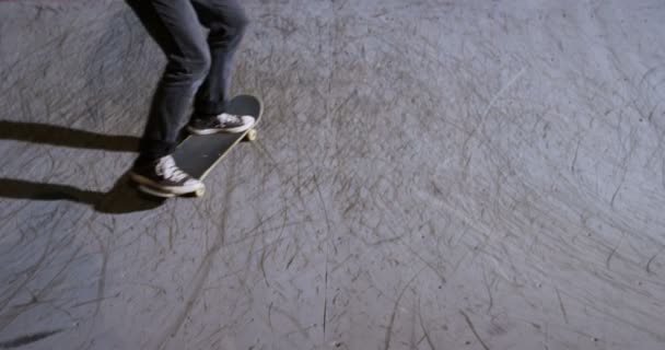 Amis masculins pratiquant le skateboard — Video