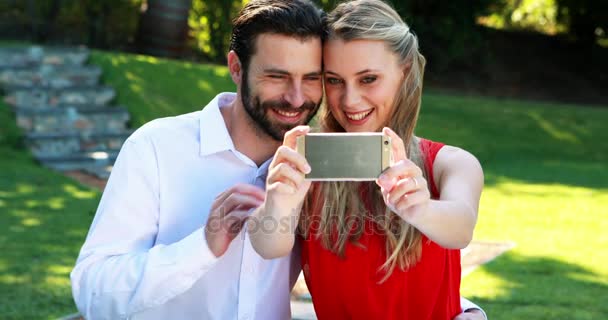 Couple taking selfie with mobile phone — Stock Video