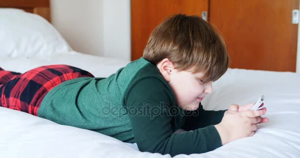Мальчик с помощью мобильного телефона — стоковое видео