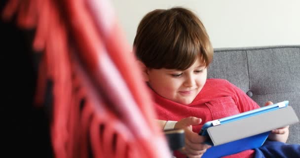 Niño usando tableta digital — Vídeos de Stock