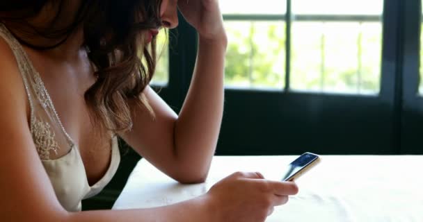 Mulher triste usando telefone celular — Vídeo de Stock