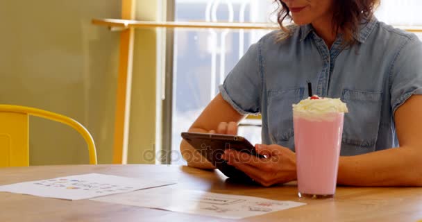 Uitvoerend met behulp van digitale tablet — Stockvideo