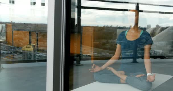 Mujer meditando en el salón — Vídeos de Stock