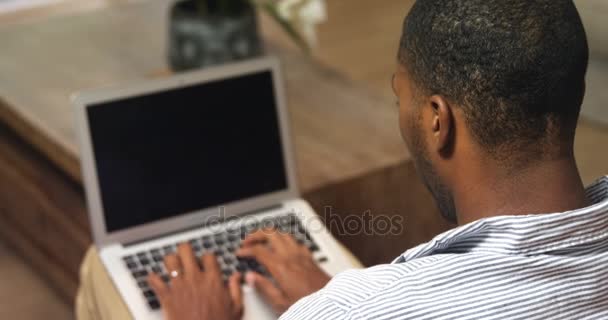 Man using laptop — Stock Video