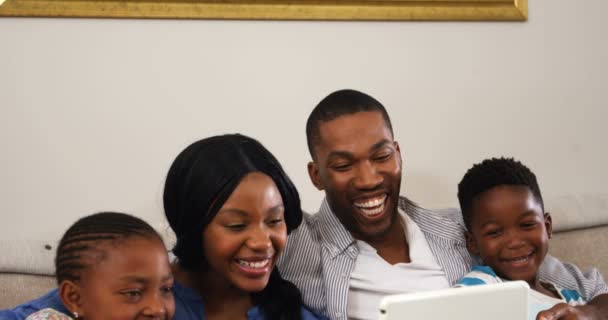 Сім'я за допомогою цифрового планшета — стокове відео