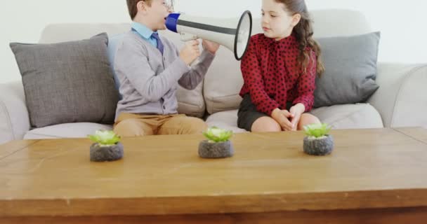 Megafon ile bağırarak çocuk — Stok video