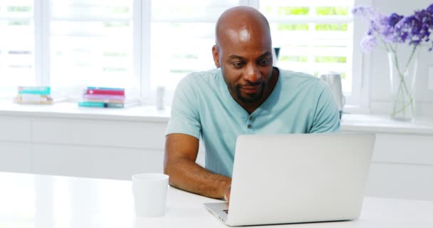 Man met laptop — Stockvideo