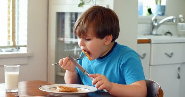 Niño desayunando — Vídeos de Stock