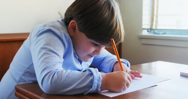 Junge macht Hausaufgaben — Stockvideo
