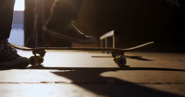 Homme pratiquant le skateboard — Video