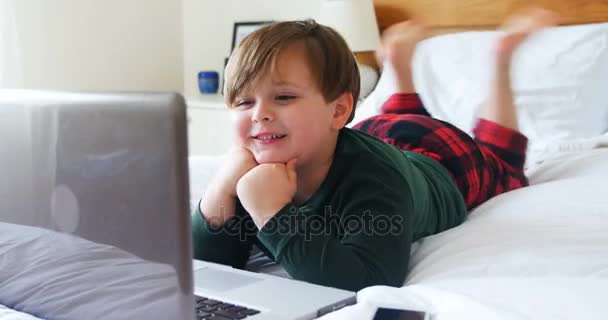 男孩使用笔记本电脑 — 图库视频影像