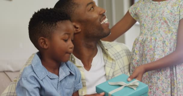 Bambini Che Fanno Regalo Padre Soggiorno Casa — Video Stock