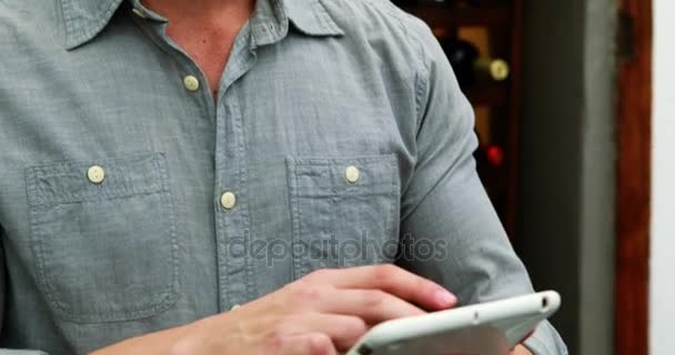 Homme utilisant une tablette numérique — Video