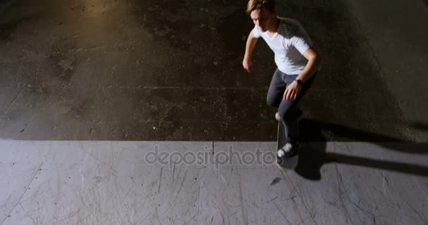 Male friends practicing skateboarding — Stock Video