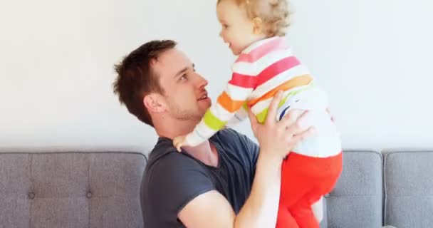 Vater spielt mit seinem Sohn — Stockvideo