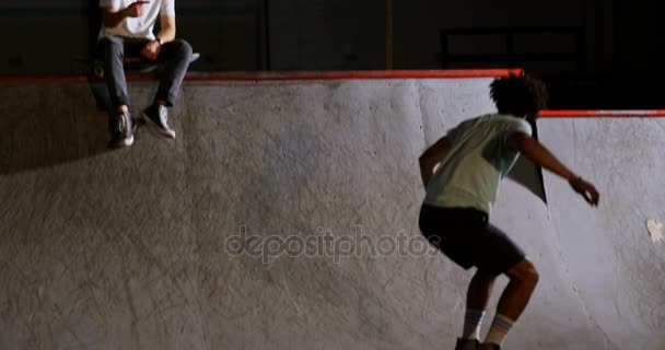 Hombre practicando skate — Vídeos de Stock