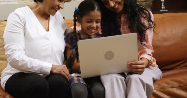 Familia usando laptop — Vídeo de stock